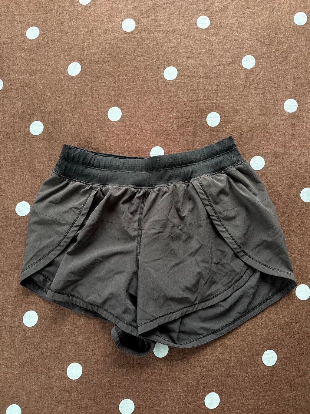 Lululemon Shorts / Size L4