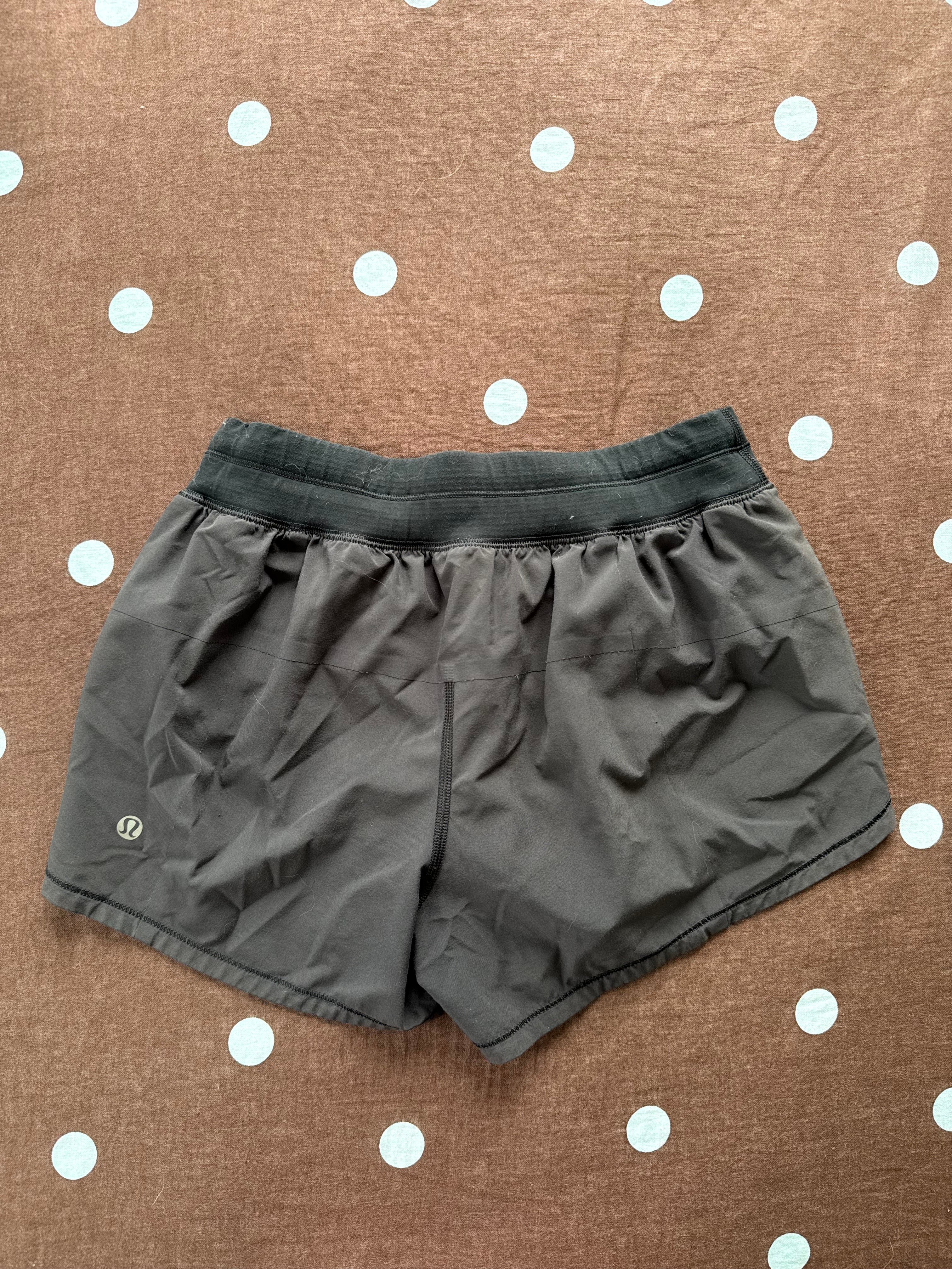 Lululemon Shorts / Size L4