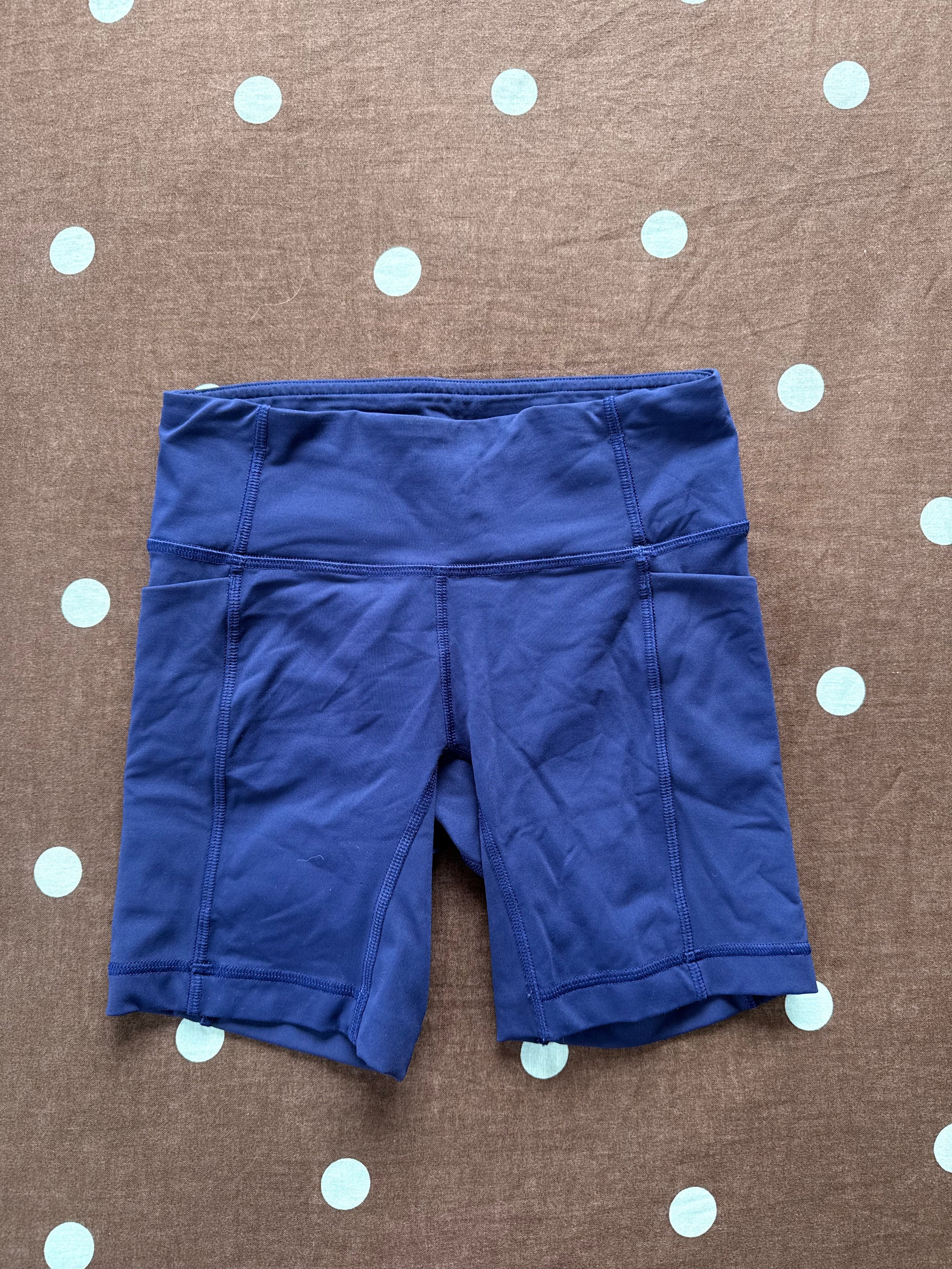 Lululemon Shorts / Size L4